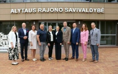 Przedstawiciele Rejonu Alytusd i Gminy Wieleń przed urzędem Rejonu Alytus
