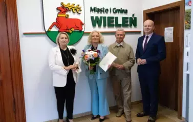 na zdjeciu znajduje się Burmistrz Wielenia Elżbieta Rybarczyk, Zastępca Burmistrza Wielenia Jan Graczyk, Dyrektor Gminnego przedszkola w Wieleniu Monika Graś oraz Dyrektor SAO Wieleń Przemysław Grześkowiak
