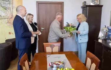 na zdjeciu znajduje się Burmistrz Wielenia Elżbieta Rybarczyk, Zastępca Burmistrza Wielenia Jan Graczyk, Dyrektor Gminnego przedszkola w Wieleniu Monika Graś oraz Dyrektor SAO Wieleń Przemysław Grześkowiak