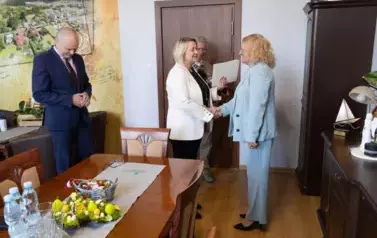 na zdjeciu znajduje się Burmistrz Wielenia Elżbieta Rybarczyk, Zastępca Burmistrza Wielenia Jan Graczyk, Dyrektor Gminnego przedszkola w Wieleniu Monika Graś oraz Dyrektor SAO Wieleń Przemysław Grześkowiak