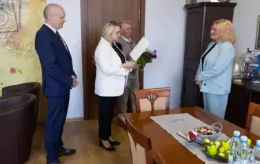 na zdjeciu znajduje się Burmistrz Wielenia Elżbieta Rybarczyk, Zastępca Burmistrza Wielenia Jan Graczyk, Dyrektor Gminnego przedszkola w Wieleniu Monika Graś oraz Dyrektor SAO Wieleń Przemysław Grześkowiak
