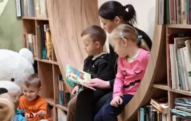Pracownice Gminnej Biblioteki w Wieleniu oraz dzieci z Gminnego Przedszkola w Wieleniu
