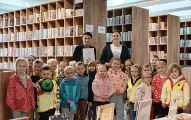 Pracownice Gminnej Biblioteki w Wieleniu oraz dzieci z Gminnego Przedszkola w Wieleniu