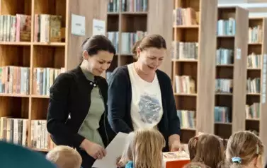 Pracownice Gminnej Biblioteki w Wieleniu oraz dzieci z Gminnego Przedszkola w Wieleniu