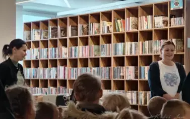 Pracownice Gminnej Biblioteki w Wieleniu oraz dzieci z Gminnego Przedszkola w Wieleniu