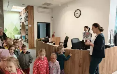 Pracownice Gminnej Biblioteki w Wieleniu oraz dzieci z Gminnego Przedszkola w Wieleniu