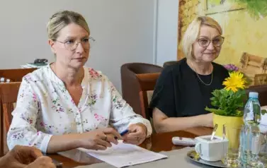 Podpisywanie umowy na projekt kanalizacji w Miałach (8)