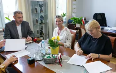 Podpisywanie umowy na projekt kanalizacji w Miałach (4)