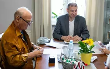 Podpisywanie umowy na projekt kanalizacji w Miałach (2)