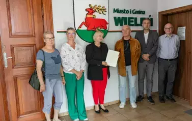 Podpisywanie umowy na projekt kanalizacji w Miałach (1)