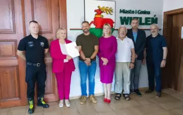 podpisywanie um&oacute;w na utwardzenie drogi OSP Wieleń (18)