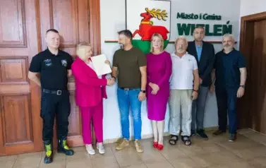 podpisywanie um&oacute;w na utwardzenie drogi OSP Wieleń (17)