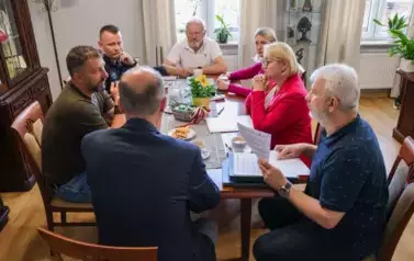 podpisywanie um&oacute;w na utwardzenie drogi OSP Wieleń (15)