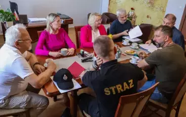 podpisywanie um&oacute;w na utwardzenie drogi OSP Wieleń (14)