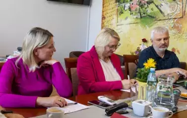 podpisywanie um&oacute;w na utwardzenie drogi OSP Wieleń (7)