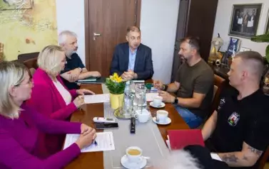 podpisywanie um&oacute;w na utwardzenie drogi OSP Wieleń (5)