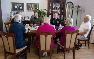 podpisywanie um&oacute;w na utwardzenie drogi OSP Wieleń (3)
