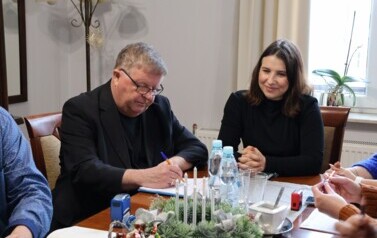 Podpisanie um&oacute;w na opracowanie projekt&oacute;w przebudowy i rozbudowy sal wiejskich  (3)
