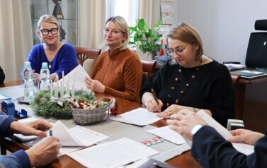Podpisanie um&oacute;w na opracowanie projekt&oacute;w przebudowy i rozbudowy sal wiejskich  (2)