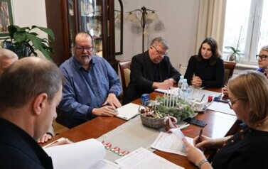 Podpisanie um&oacute;w na opracowanie projekt&oacute;w przebudowy i rozbudowy sal wiejskich  (1)