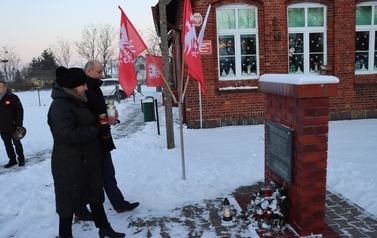 4_Przed pomnikiem we Wrzeszczynie, przy Oddziale Przedszkolnym Szkoły Podstawowej w Rosku.