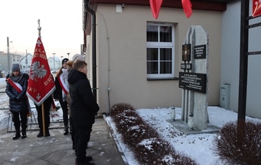 2_ Przed  szkołą, pod pomnikiem wdzięczności Powstańcom Wielkopolskim, ufundowanym przez społeczność szkolną.
