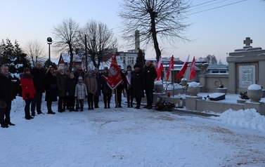 1_Na terenie przykościelnym w Rosku, przy odrestaurowanym pomniku nagrobnym Powstańc&oacute;w Wielkopolskich.