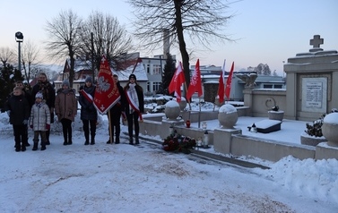 1_Na terenie przykościelnym w Rosku, przy odrestaurowanym pomniku nagrobnym Powstańc&oacute;w Wielkopolskich,