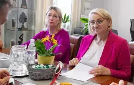 podpisywanie um&oacute;w na utwardzenie drogi OSP Wieleń (2)