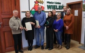 Podpisanie um&oacute;w na opracowanie projekt&oacute;w przebudowy i rozbudowy sal wiejskich  (11)