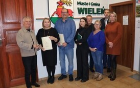 Podpisanie um&oacute;w na opracowanie projekt&oacute;w przebudowy i rozbudowy sal wiejskich  (10)