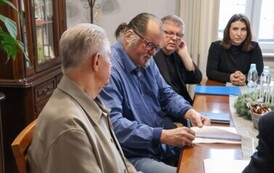 Podpisanie um&oacute;w na opracowanie projekt&oacute;w przebudowy i rozbudowy sal wiejskich  (9)