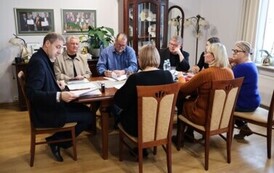 Podpisanie um&oacute;w na opracowanie projekt&oacute;w przebudowy i rozbudowy sal wiejskich  (6)