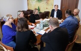 Podpisanie um&oacute;w na opracowanie projekt&oacute;w przebudowy i rozbudowy sal wiejskich  (5)