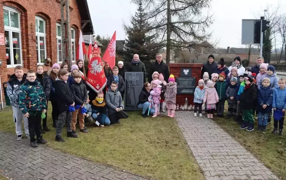 Złożenie kwiatów pod tablicą pamiątkową w 106. rocznicę bitwy o Wrzeszczynę