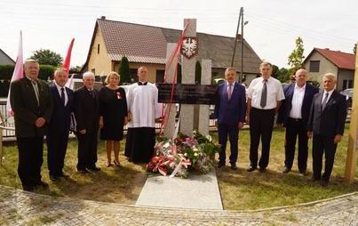 Zdjęcie do Odsłonięcie pomnika upamiętniającego czyn Powstańc&oacute;w Wielkopolskich podczas gminnych obchod&oacute;w, 15.08.2021 r. w Gulczu