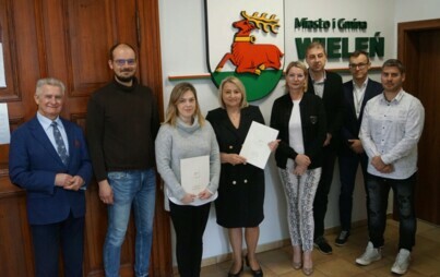 Zdjęcie do Podpisanie umowy na przebudowę Ośrodka Kultury Strzelnica w Wieleniu (I etap) 