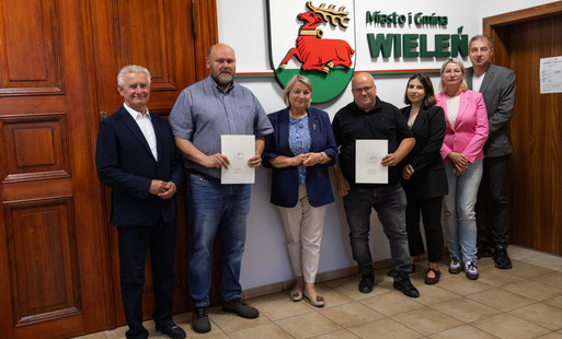 Zdjęcie do Podpisanie umowy na wykonanie remontu szatni na boisku sportowym w Miałach 