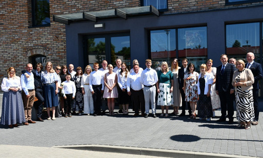 Zdjęcie do Burmistrz nagradza absolwent&oacute;w